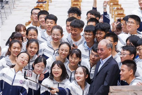 3.华东交通大学党委书记万明与“天佑学子”自拍合影。（罗霄 摄）.jpg