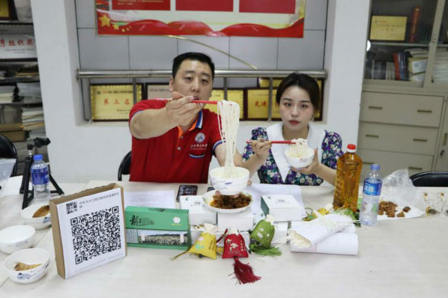 实践团成员直播介绍黄茅土面