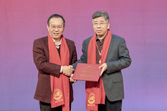 华东交通大学党委书记柳和生为第一届发展顾问委员会主任委员颁发聘书