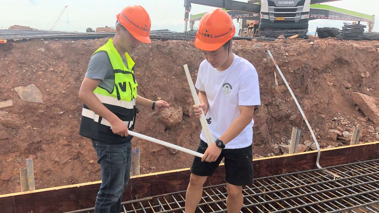 实践团成员与项目负责人商讨施工问题