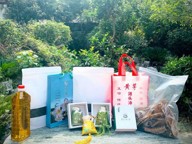 亮相直播间的众多土特产