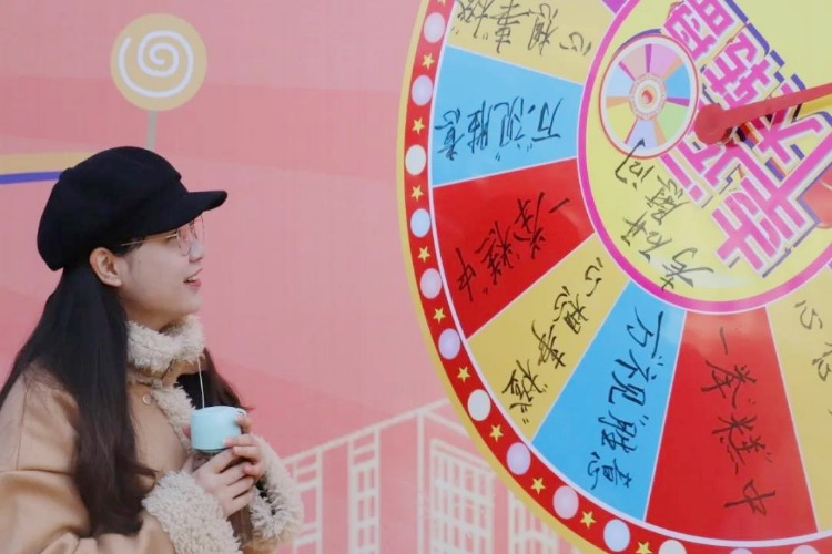 大转盘领盲盒 华东交大暖心助力考研学子