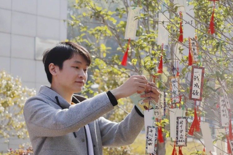 大转盘领盲盒 华东交大暖心助力考研学子