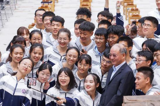 华东交通大学党委书记万明与“天佑学子”自拍合影。罗霄 摄