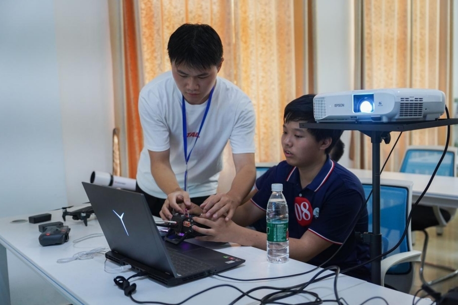 华东交通大学信息工程学院学生正在指导研学团成员操控无人机。 华东交通大学信息工程学院学生正在指导研学团成员操控无人机。