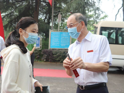 2.华东交通大学党委书记万明与罗紫薇同学亲切交谈,并送上定制版纪念品。(摄影:常曙显)