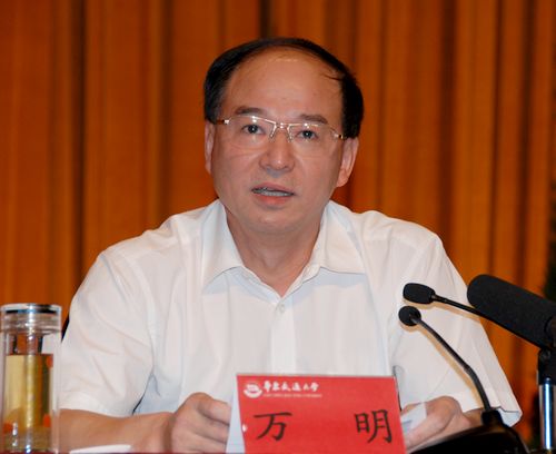 1校党委书记万明在作动员讲话。